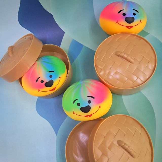 Трендовий сквіш антистрес Хінкалі у пароварці, Squishy Dumpling Stress Ball, пельмень, райдужний з милою мордочкою,1 шт