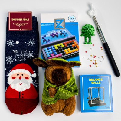 Подарунковий набір для хлопців (шкарпетки, брелок Капібара, указка палець, маятник кулі Ньютона, Настільна IQ-гра, 3D ялинка)