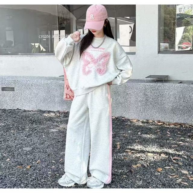 Стильний спортивний костюм для дівчинки з метеликом