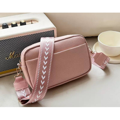 Жіноча сумка крос-боді з широким ременем Рожева