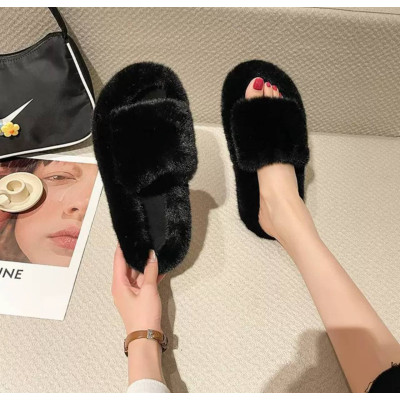 Пухнасті жіночі тапочки Чорні