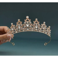 Золота корона- діадема зі сяючими стразами