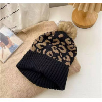 Тепла вязана шапка з леопардовим принтом та помпоном