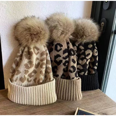 Тепла вязана шапка з леопардовим принтом та помпоном