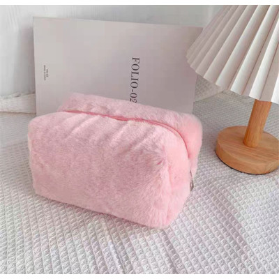 Пухнаста, стильна жіноча косметичка пенал, подарунок на 8 березня, для мами, сестри, подруги рожева