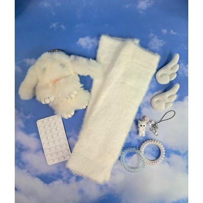 Подарунковий набір у білих кольорах (мітенки, брелок, тримач-присоска, підвіска для телефона, заколки, резинки-пружинки)